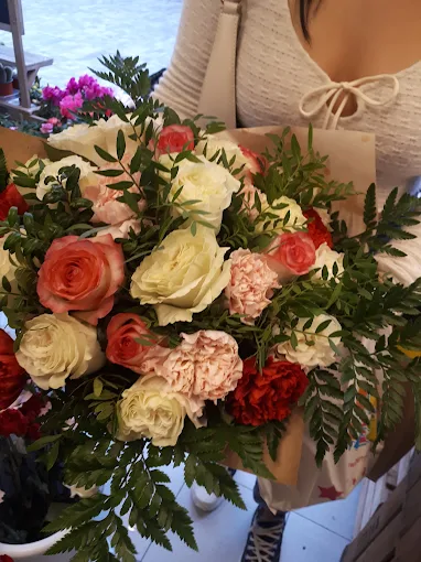 Ramo de rosas y claveles