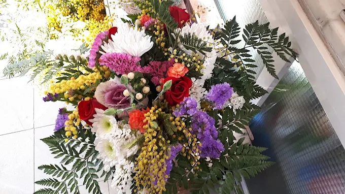 Centro con mimosa y rosas